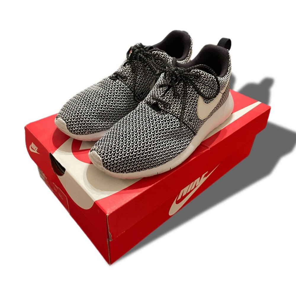 Nike Roshe One GS - Size 6